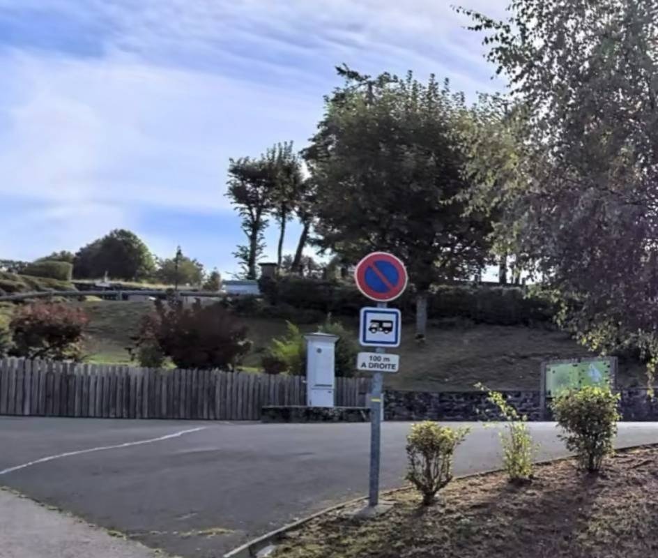 WoMo Stellplatz Pierrefort — Sp. parking dla kamperów in Pierrefort