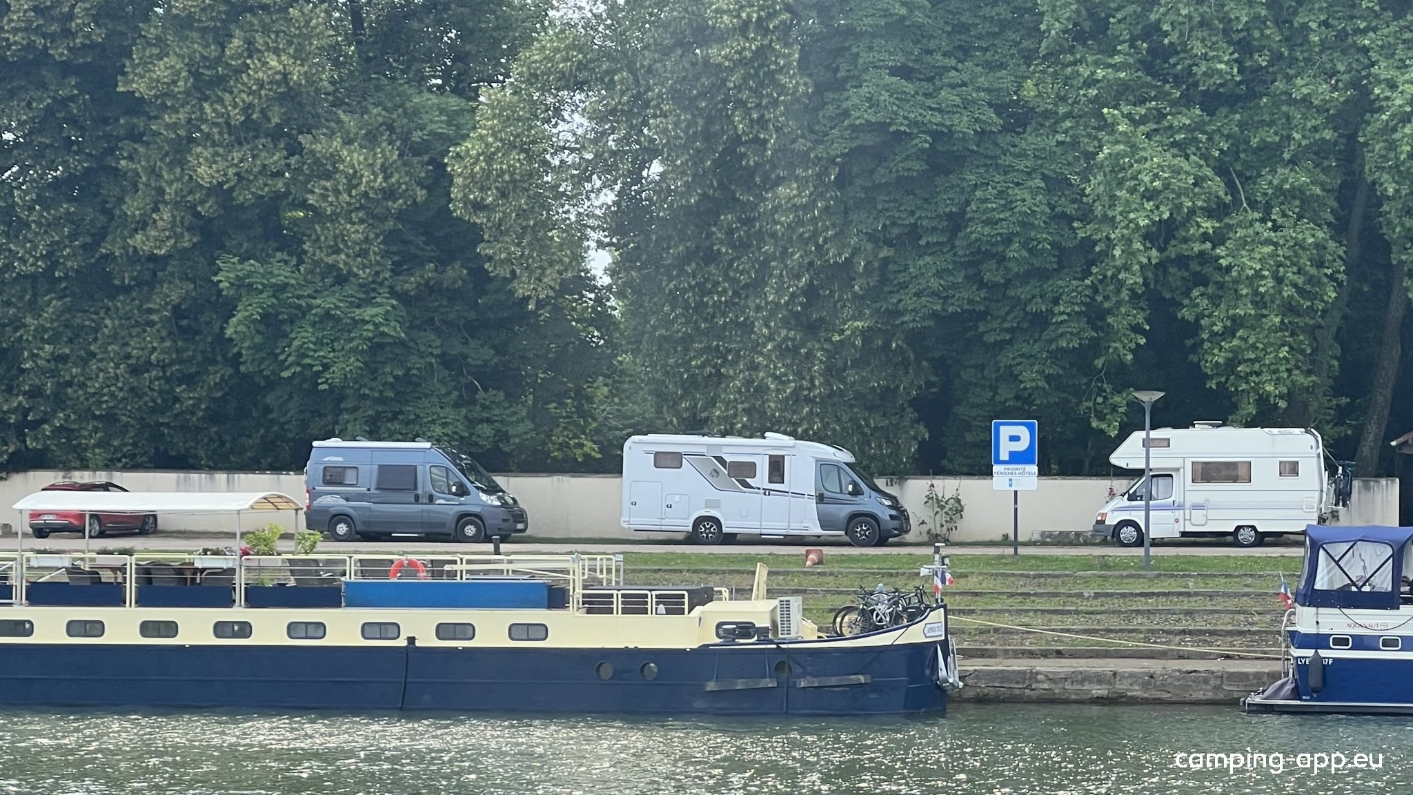 Stellplatz an der Saône — Camperplads in Pontailler-sur-Saône