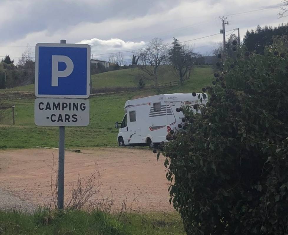 Stellplatz Saint-Haon-le-Châtel — Campervan Site in Saint-Haon-le-Châtel