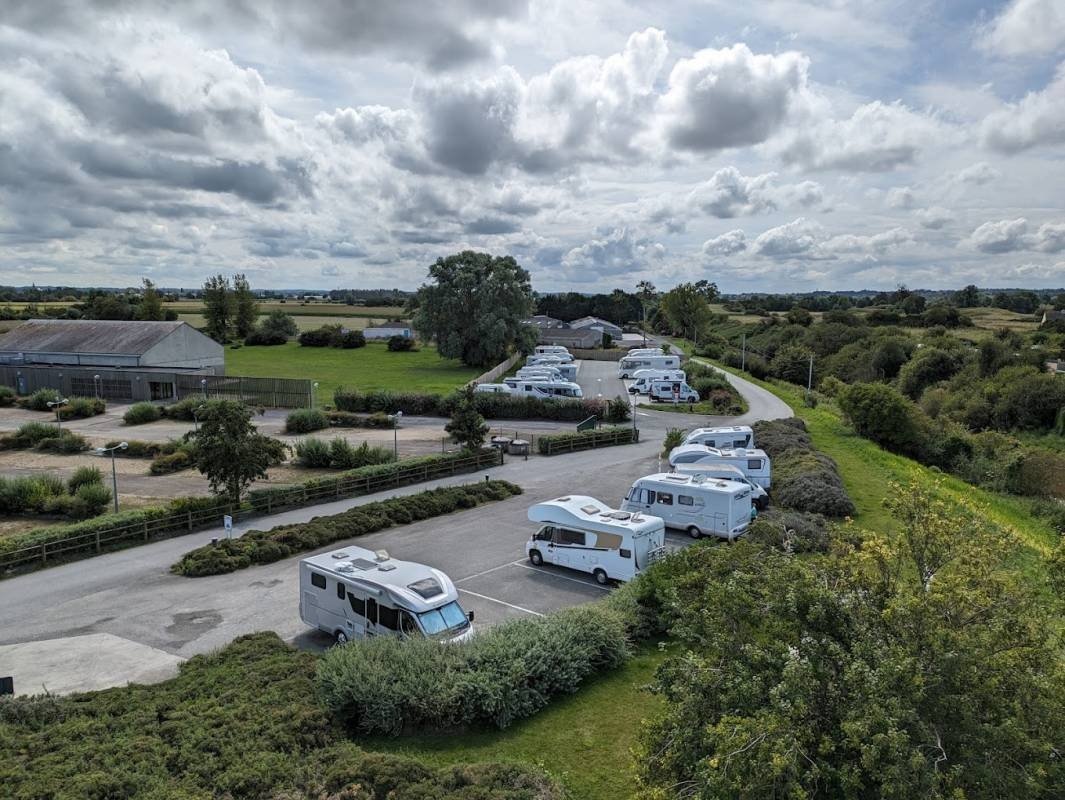 Stellplatz Saint-Benoît-des-Ondes — Sítio para autocaravanas in Saint-Benoît-des-Ondes