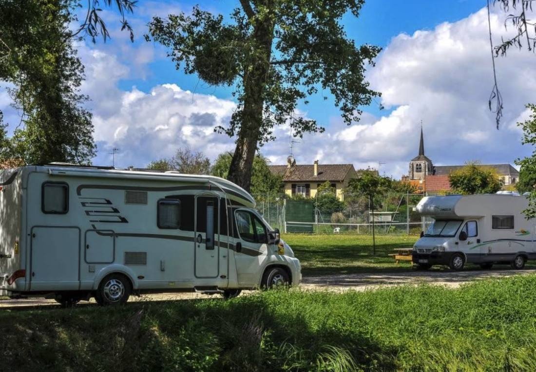 Stellplatz Marcilly-en-Villette — Місце для кемперів in Marcilly-en-Villette
