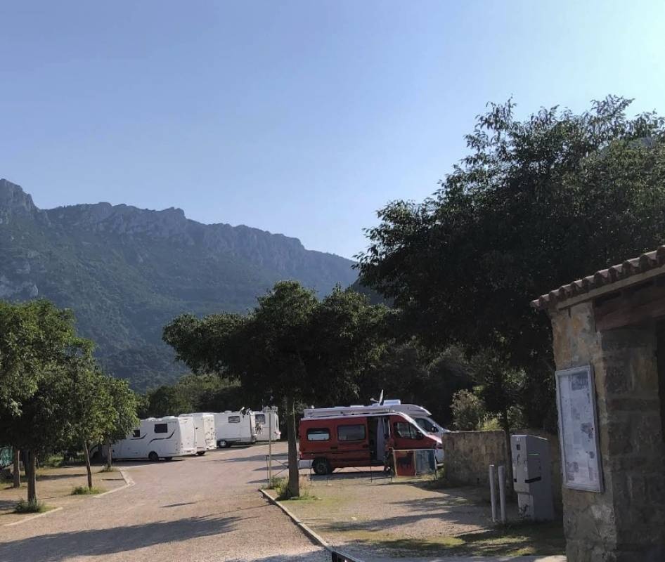 Stellplatz Duilhac-sous-Peyrepertuse — Sp. parking dla kamperów in Duilhac-sous-Peyrepertuse
