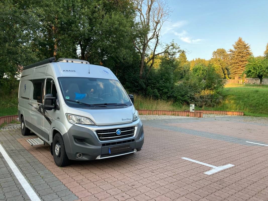 Stellplatz am Freibad Ebersbach — Sp. parking dla kamperów in Ebersbach-Neugersdorf