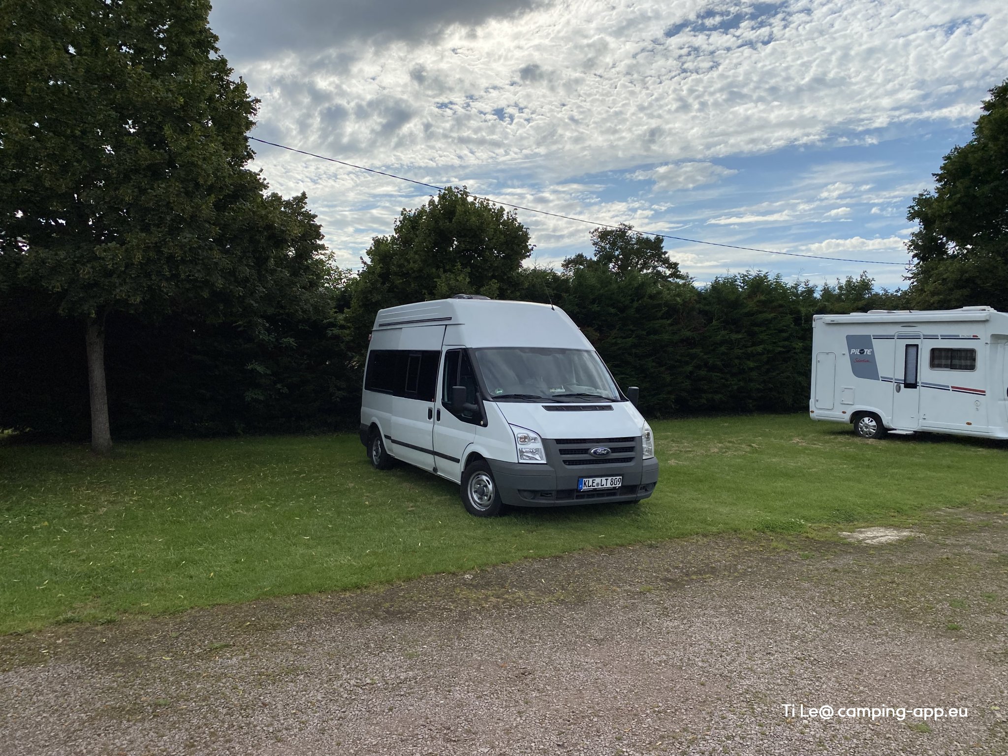 Aire de camping-car Ainay le vieil — Aire camping car in Ainay-le-Vieil