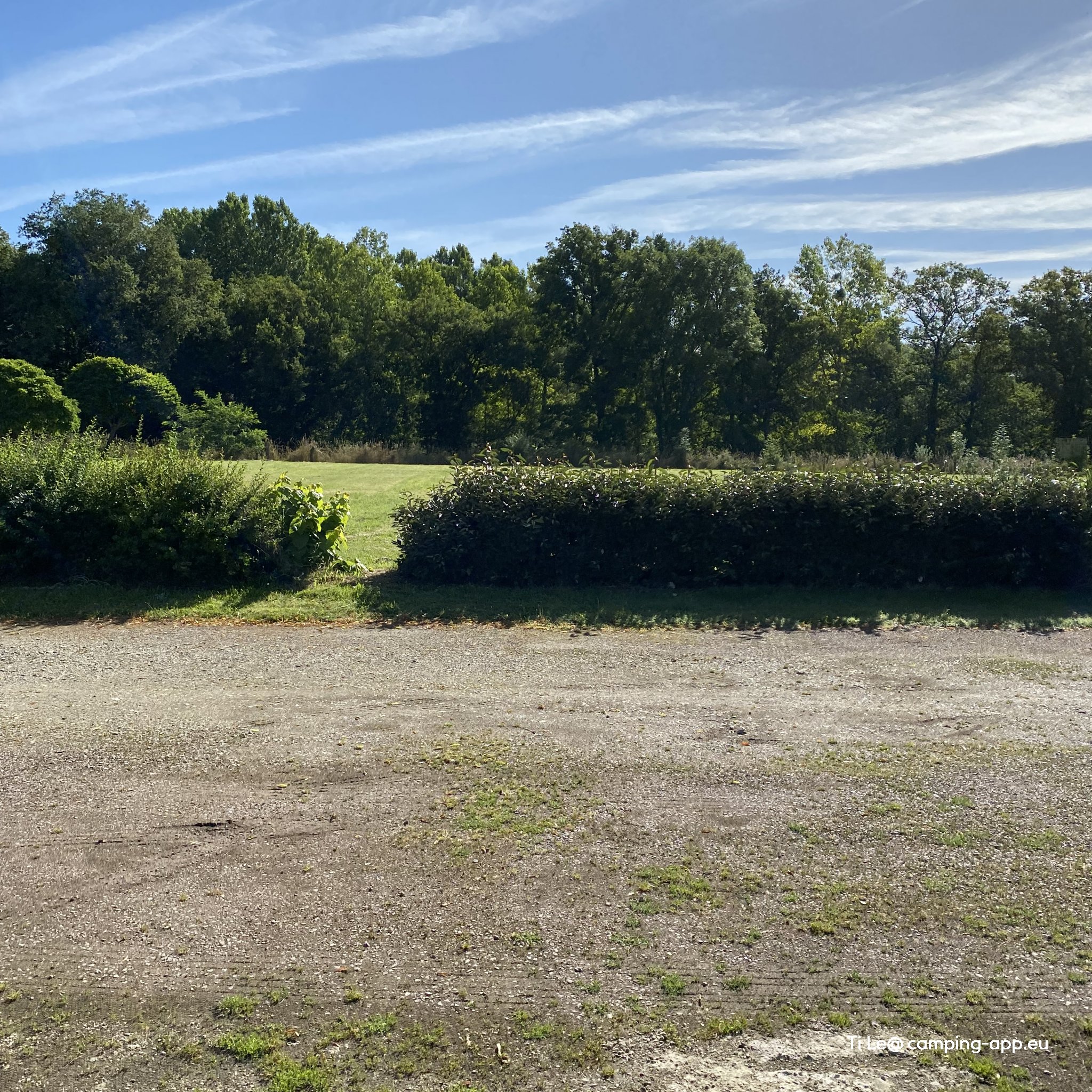 Aire de camping-car Ainay le vieil — Photo 4