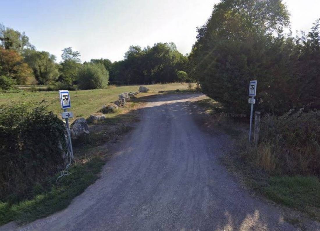 Aire de camping-car Ainay le vieil — Ställplats in Ainay-le-Vieil