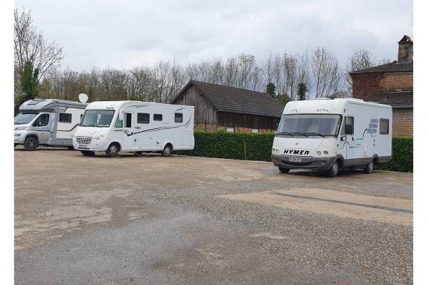 Stellplatz Pierre-de-Bresse — Karavan Sitesi in Pierre-de-Bresse