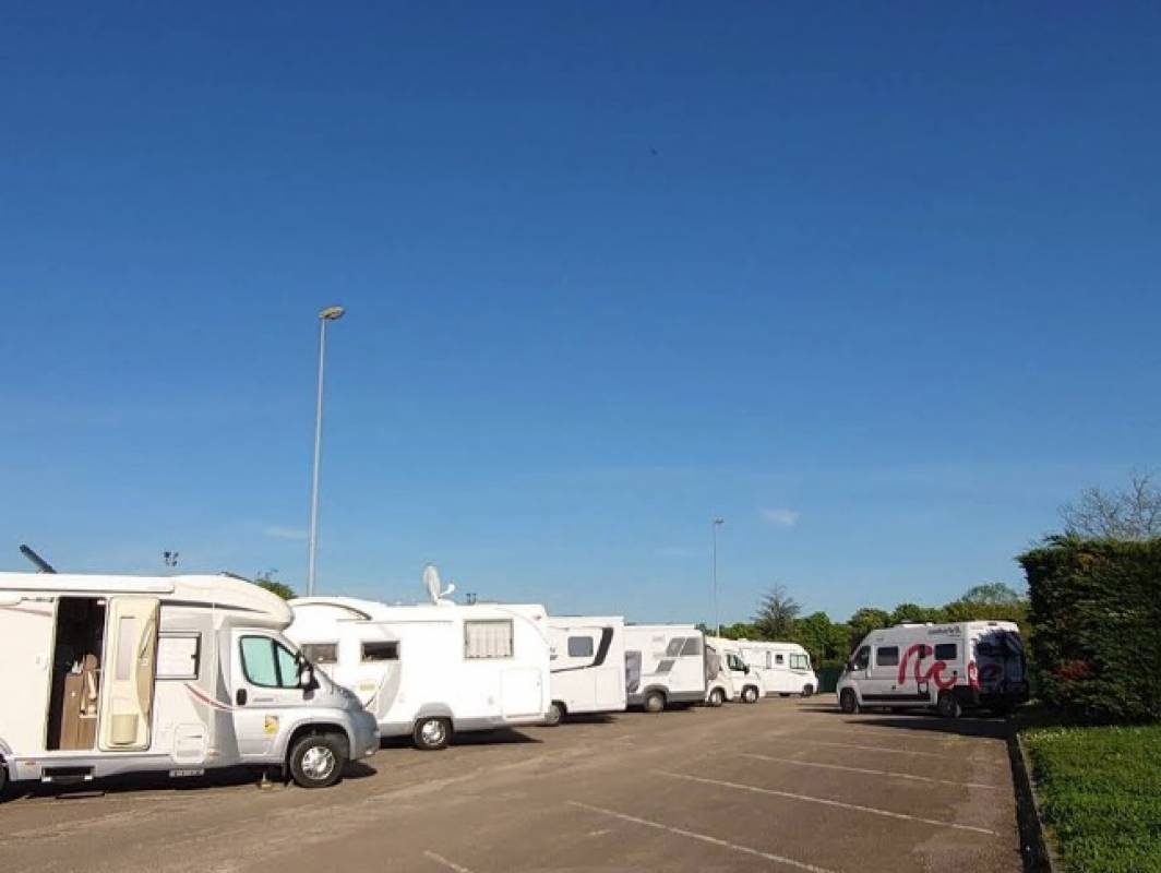Stellplatz Semur-en-Auxois — Camperplaats in Semur-en-Auxois