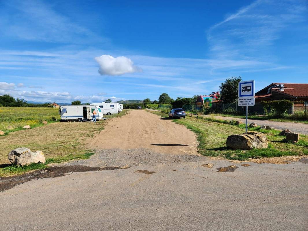 Stellplatz Montpeyroux — Karavan Sitesi in Montpeyroux