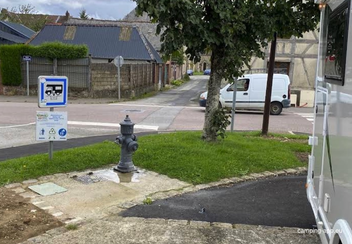 Stellplatz Place de Marie — Karavan Sitesi in Gaillefontaine