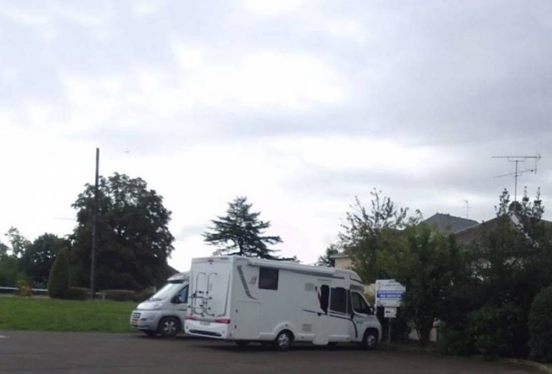 Stellplatz Cloyes-sur-le-Loir — Місце для кемперів in Cloyes-les-Trois-Rivières