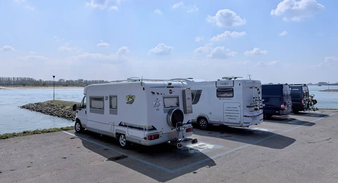 Stellplatz Waalkade — Sp. parking dla kamperów in Tiel