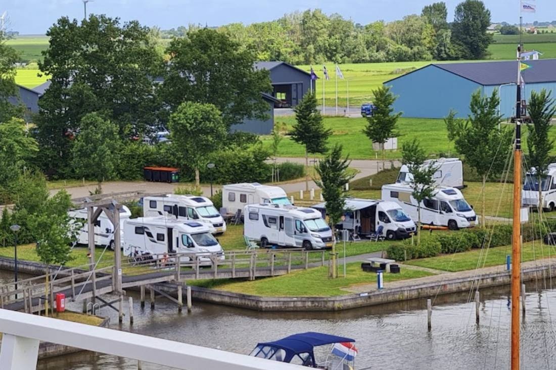 Camping Haven Mounehiem — Sítio para autocaravanas in Burdaard