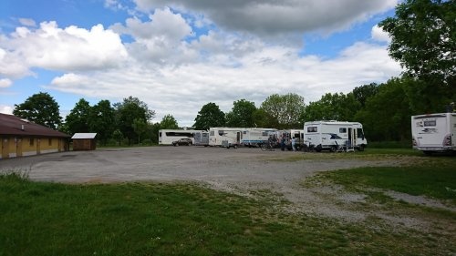 Stellplatz am Mainufer Obereisenheim — Karavan Sitesi in Eisenheim-Obereisenheim