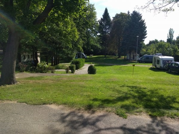 Stellplatz am Wellenspiel Freizeitbad Meißen — Bobilplass in Meißen