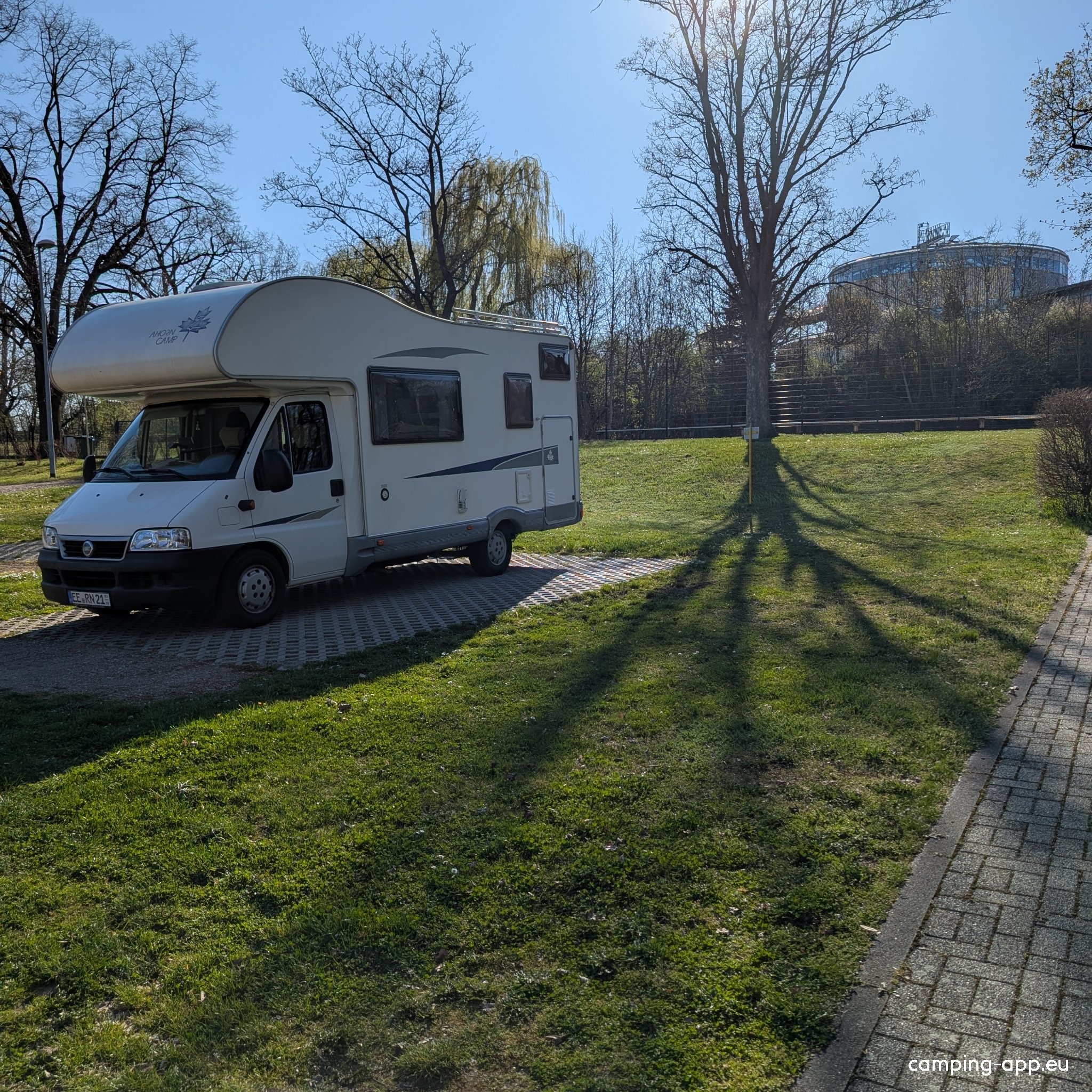 Stellplatz am Wellenspiel Freizeitbad Meißen — Camperplads in Meißen