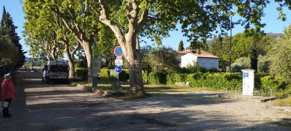 Stellplatz La Roquebrussanne — Area Autocaravanas in La Roquebrussanne