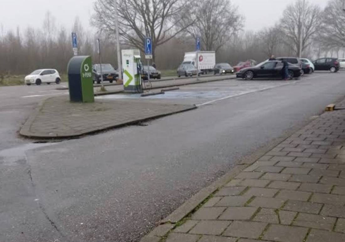 Serviceplaats Roevenpeel (A2) — Service Station in Weert