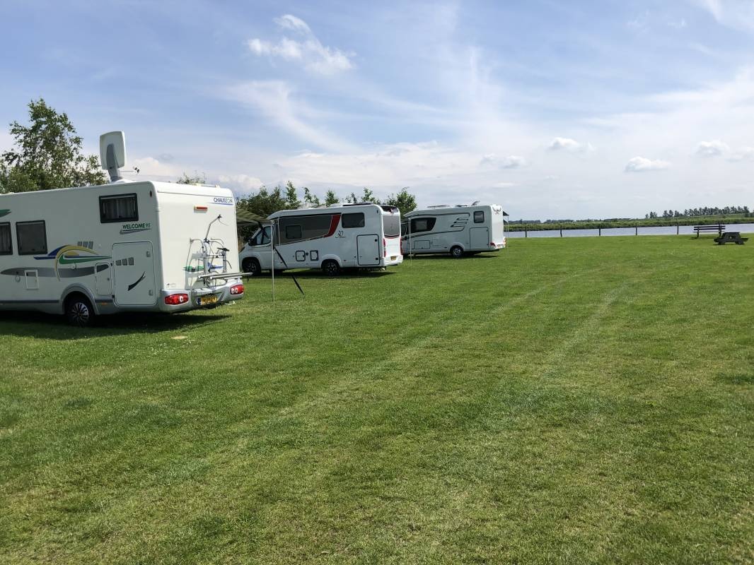 Camperplaats & Jachthaven Suwâld — Stellplatz in Suwâld