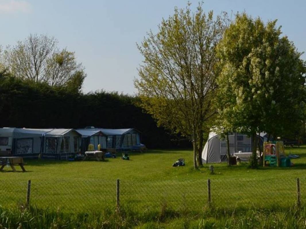 De Boerderij Natuurcamping — Kamp yeri in Snelrewaard