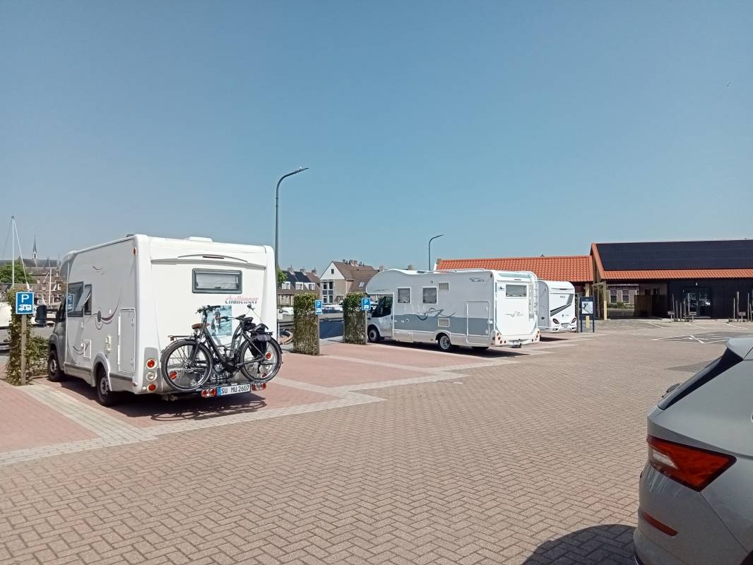 Camperplaats Marinaveste Campevaer — Місце для кемперів in Sneek