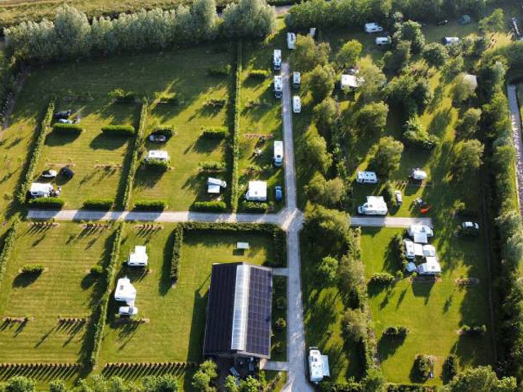 Camping de Boerenzwaluw — Campingplatz in Zijdewind