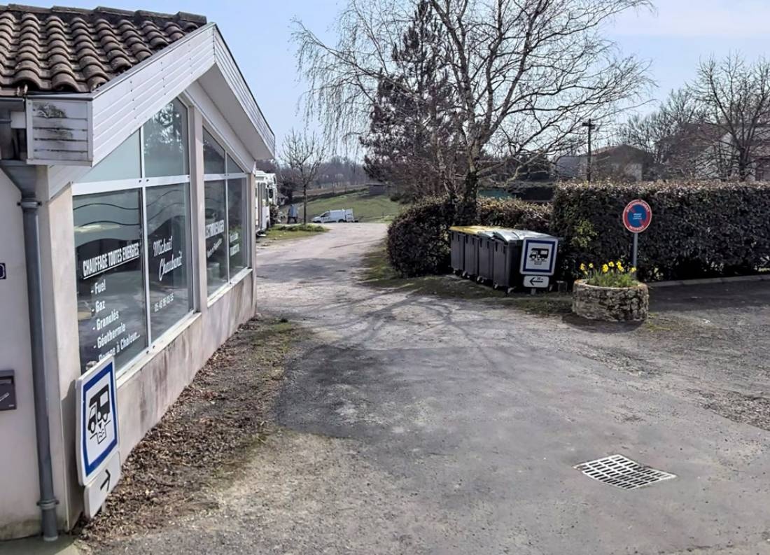 WoMo Stellplatz Saint-Thomas-de-Conac — Campervan Site in Saint-Thomas-de-Conac