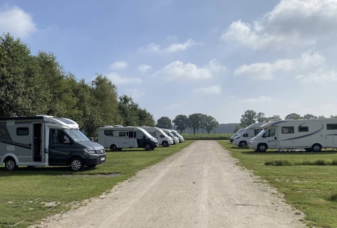 De Spekdonken - Boerderijterras en Camperplaatsen — Stellplatz in Vessem
