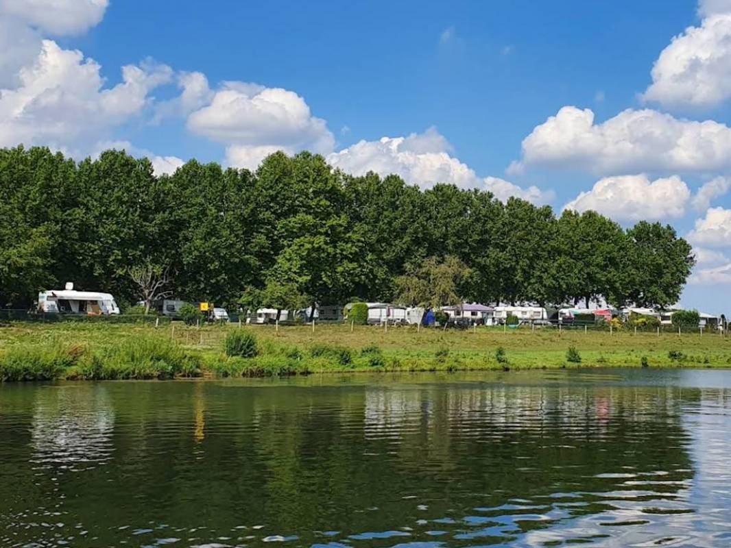 Camping Landhuis De Maashof — Kamp yeri in Lottum