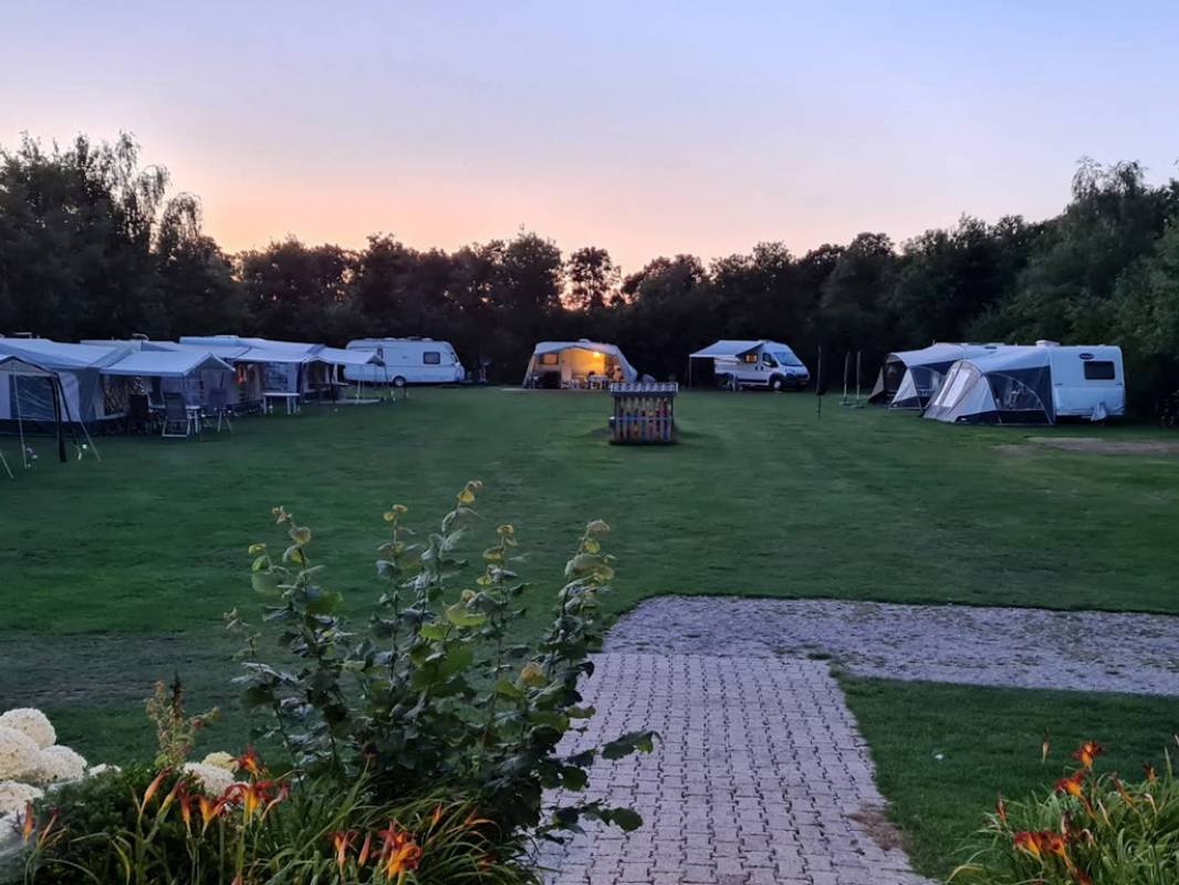 d'n Aanloop Camping & Groepsaccomodatie — Campingplatz in Lage Mierde