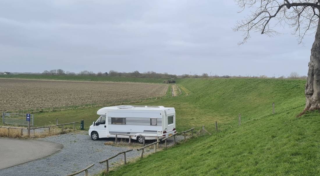 Parkeerplaats - Natuurpoort Benedensas — Campervan Site in De Heen