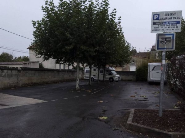 WoMo Stellplatz Nersac — Photo 2