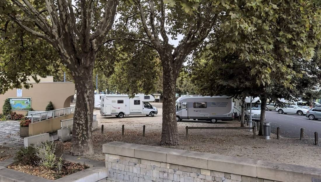 Stellplatz Lussac Les Châteaux — Campervan Site in Lussac-les-Châteaux