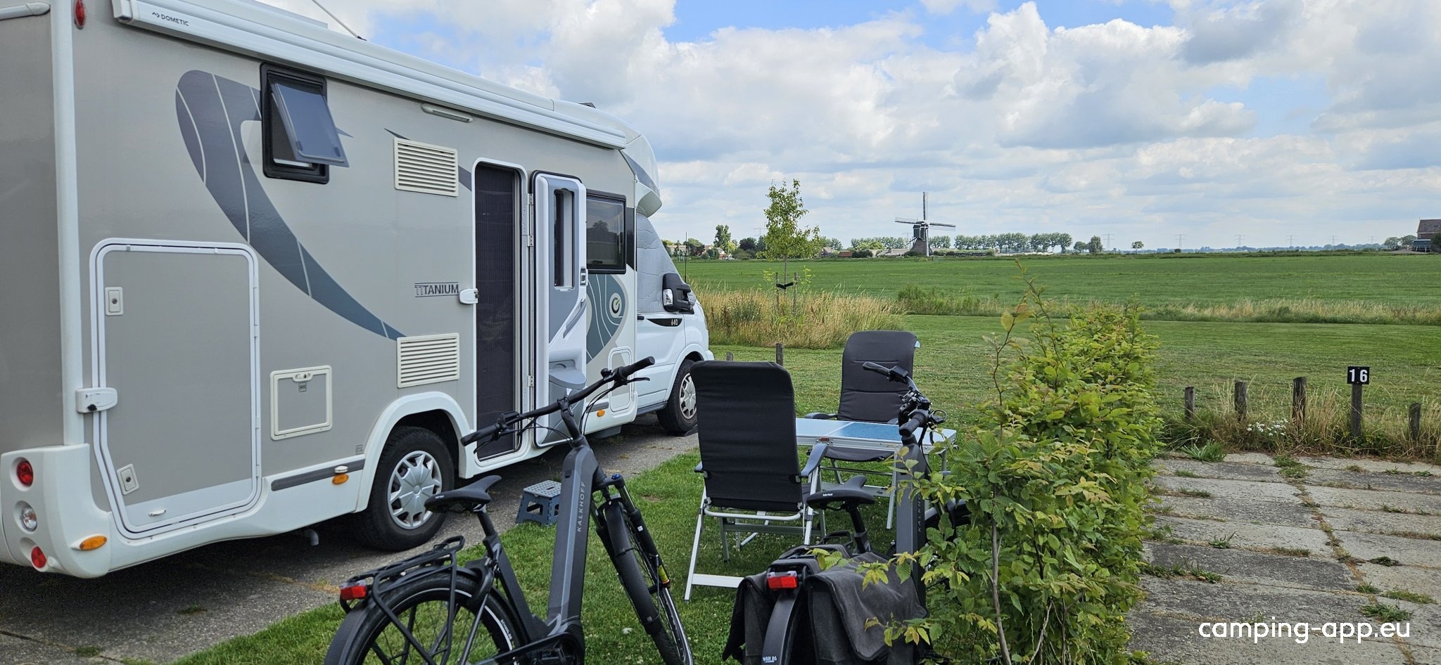Vertoeven bij Verhoeven — Area Autocaravanas in Oud-Alblas