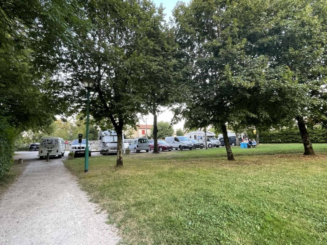 Stellplatz Verteuil-sur-Charente — Campervan Site in Verteuil-sur-Charente