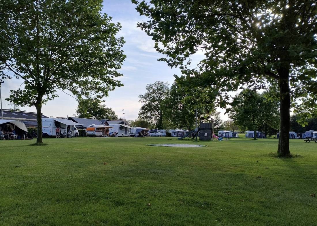 Kampeerboerderij De Spochthoorn — Campingplatz in Nijkerk