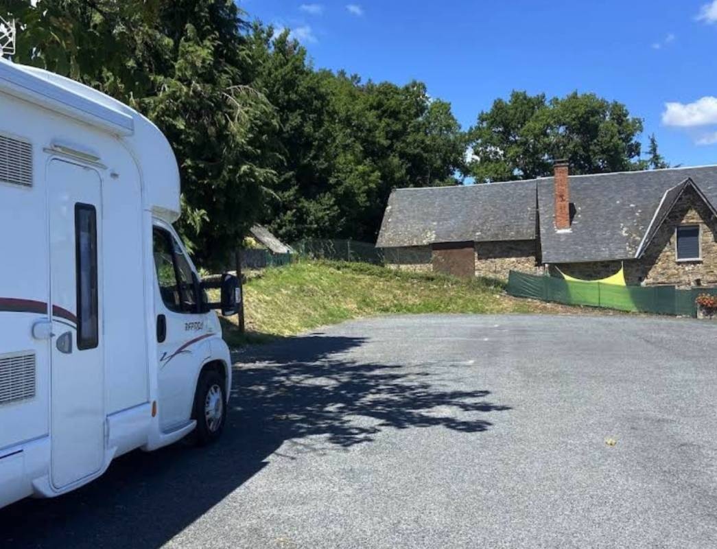 WoMo Stellplatz Sadroc — Sítio para autocaravanas in Sadroc