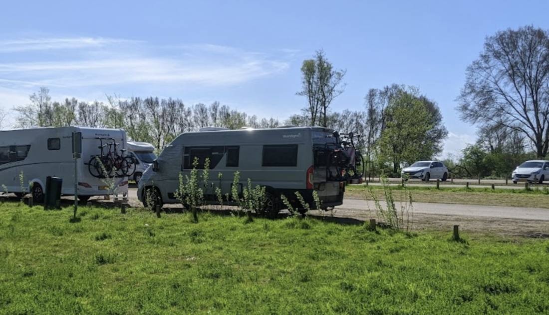 Camperplaats parking Bernisse — Stellplatz in Simonshaven