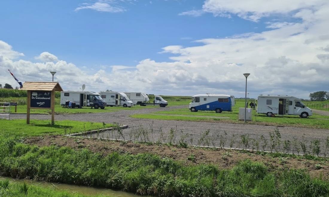 Camperplaats de Ganzeheuvel — Sp. parking dla kamperów in Dreumel