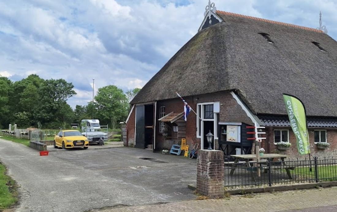 Camperplaats Oer de Wjuk — Stellplatz in Ternaard