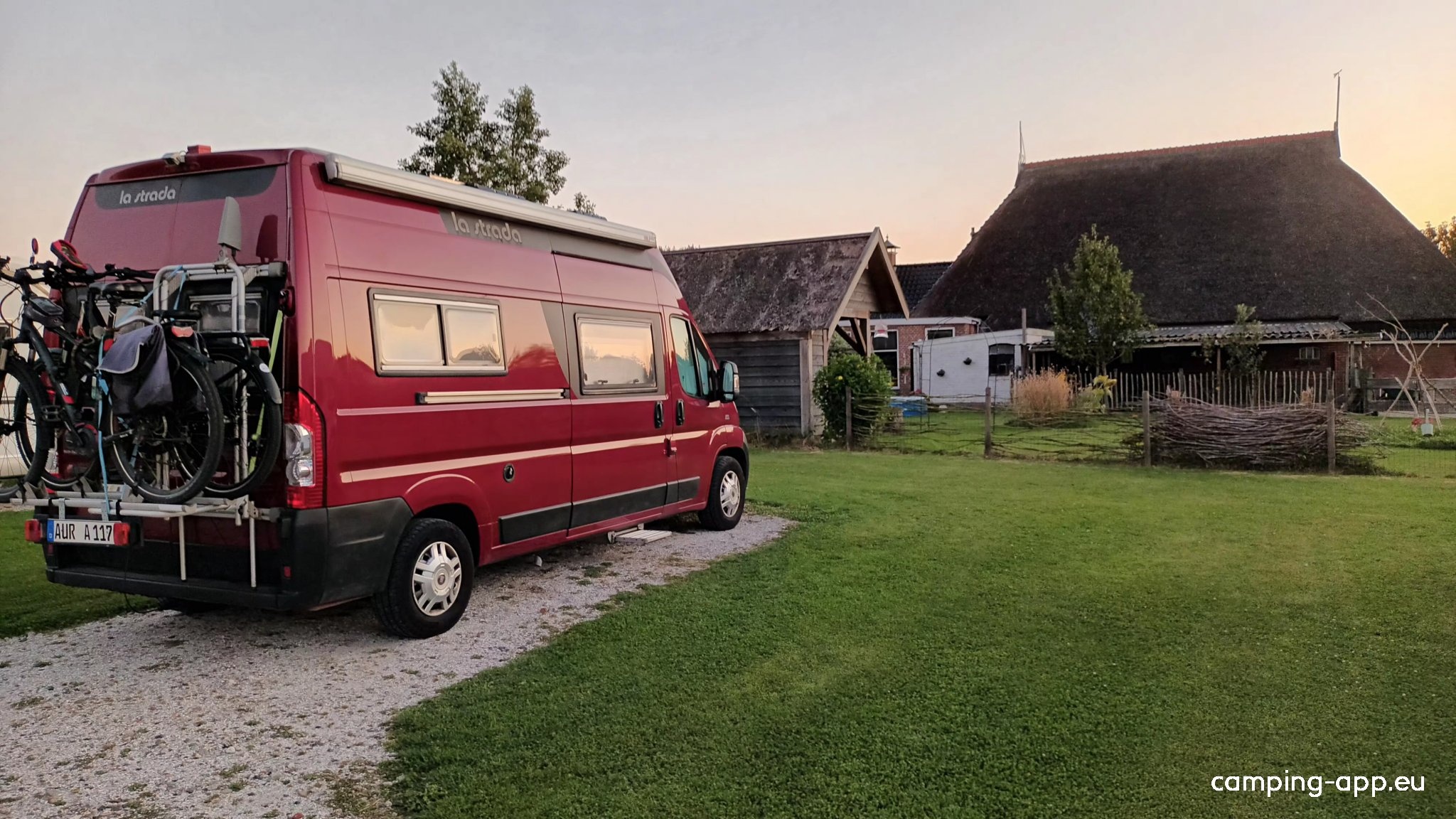 Camperplaats Oer de Wjuk — Sítio para autocaravanas in Ternaard