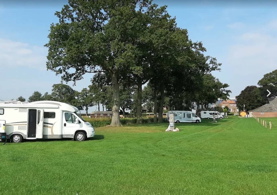 Camperplaats Langs de Esch — Campingplass in Lutten