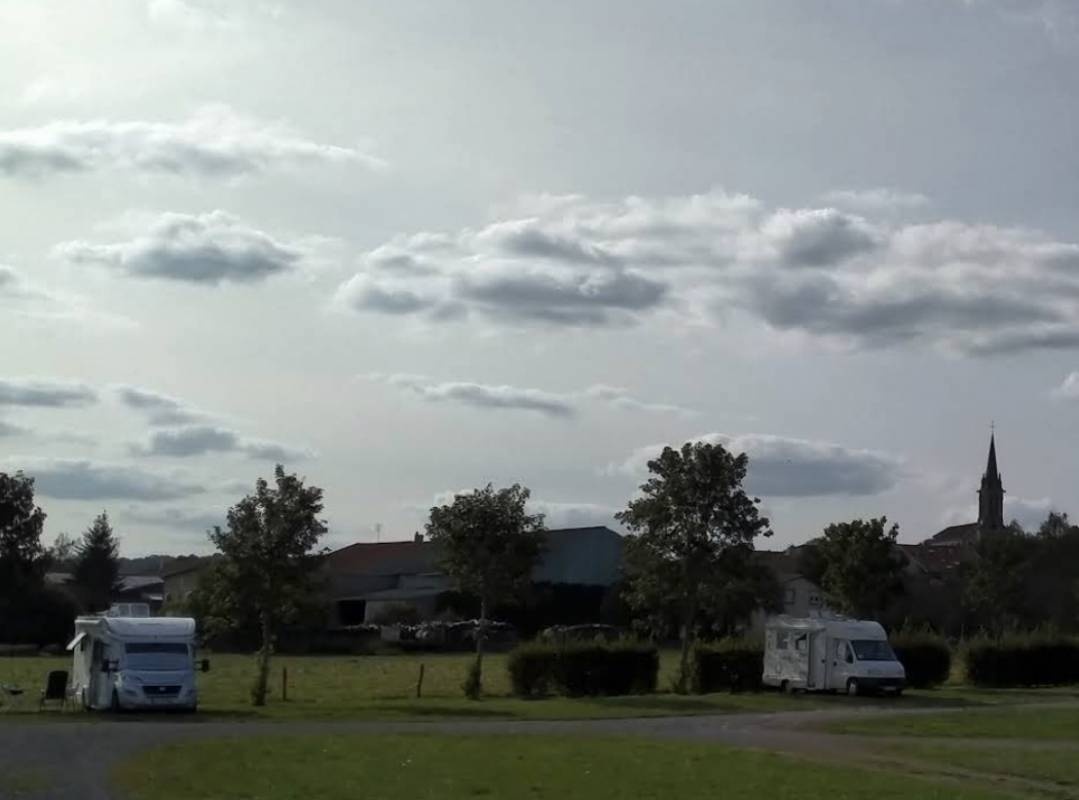 Stellplatz Fontenoy-la-Joûte — Ställplats in Fontenoy-la-Joûte