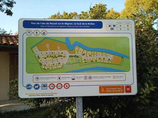 Camping-Car Park Mauzé-sur-le-Mignon — Photo 2