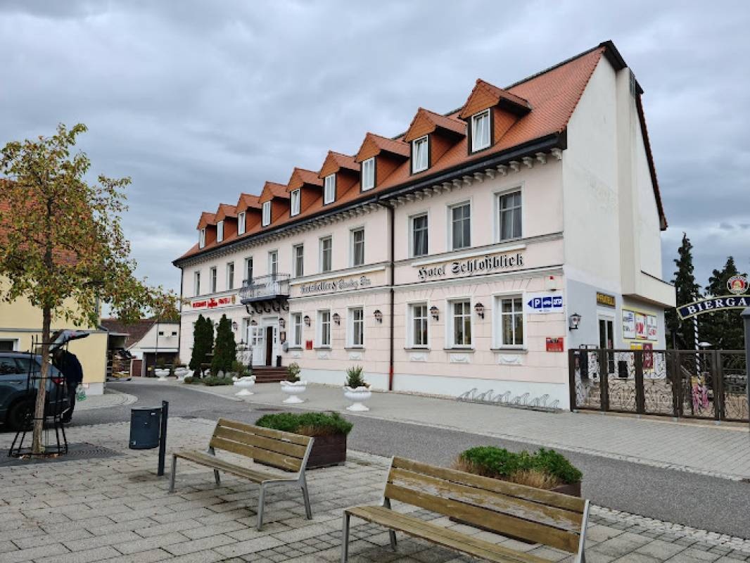 Stellplatz Hotel Schloßblick Trebsen — En el restaurante in Trebsen/Mulde