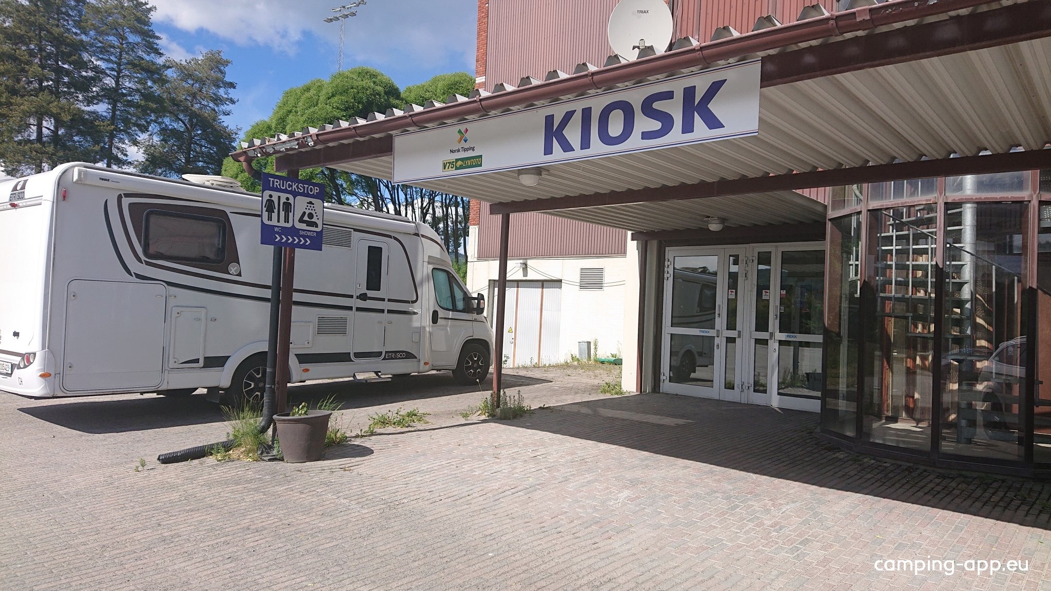 Biri travbane bobilparkering — Sítio para autocaravanas in Skogsvåg