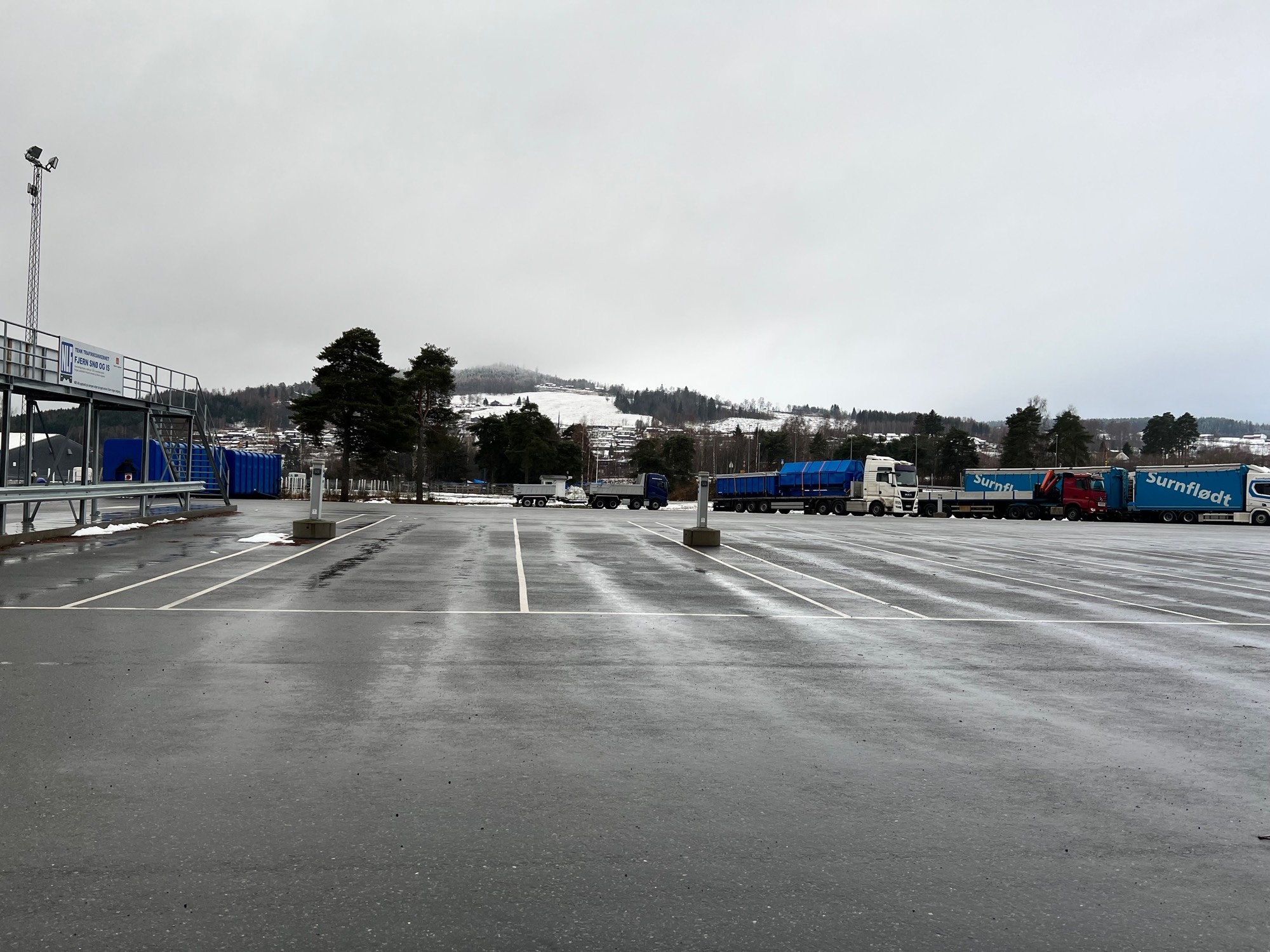 Biri travbane bobilparkering — Camperplads in Skogsvåg