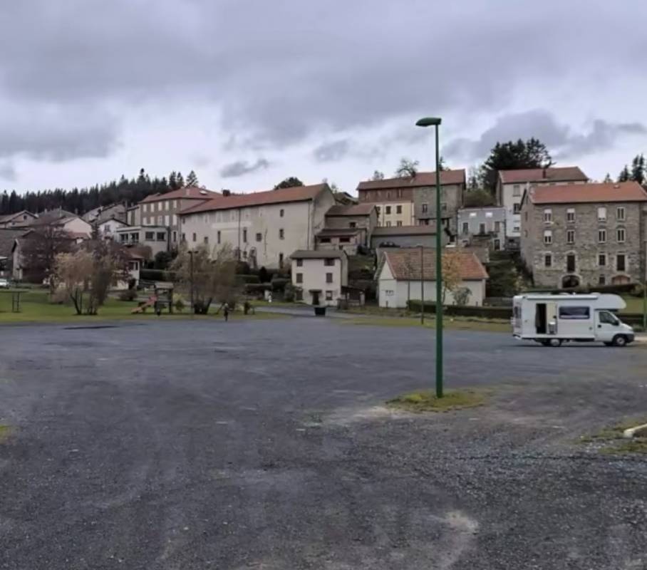 Stellplatz Saint-Germain-l'Herm — Місце для кемперів in Saint-Germain-l'Herm