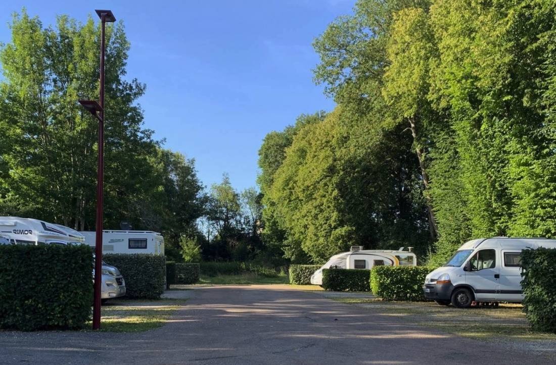 Stellplatz Saint-Julien-du-Sault — Sp. parking dla kamperów in Saint-Julien-du-Sault