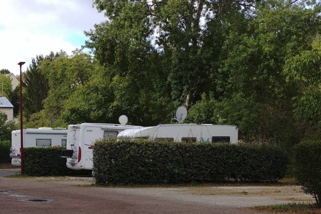 Stellplatz Saint-Julien-du-Sault — Sp. parking dla kamperów in Saint-Julien-du-Sault